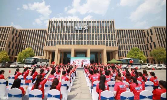 做白色的牛奶，創(chuàng)紅色的企業(yè)，花花牛乳業(yè)集團青春歌會慶祝建黨100周年