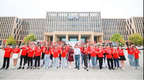 做白色的牛奶，創(chuàng)紅色的企業(yè)，花花牛乳業(yè)集團青春歌會慶祝建黨100周年