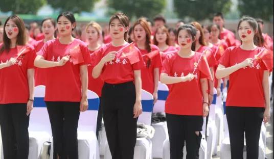 做白色的牛奶，創(chuàng)紅色的企業(yè)，花花牛乳業(yè)集團青春歌會慶祝建黨100周年