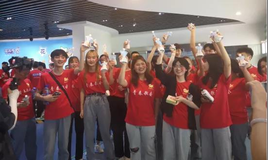 做白色的牛奶，創(chuàng)紅色的企業(yè)，花花牛乳業(yè)集團青春歌會慶祝建黨100周年