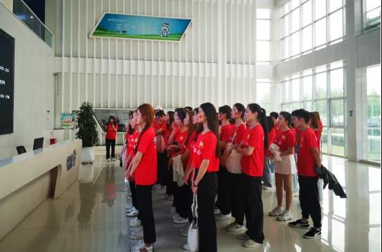 做白色的牛奶，創(chuàng)紅色的企業(yè)，花花牛乳業(yè)集團青春歌會慶祝建黨100周年