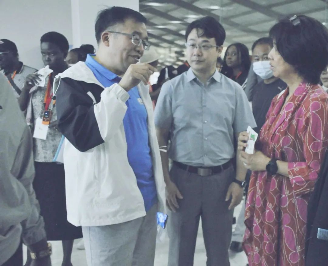 北京大學(xué)南南合作與發(fā)展學(xué)院教授、全球伙伴關(guān)系主任周詠梅一行蒞臨花花牛平輿瑞亞牧業(yè)參觀調(diào)研