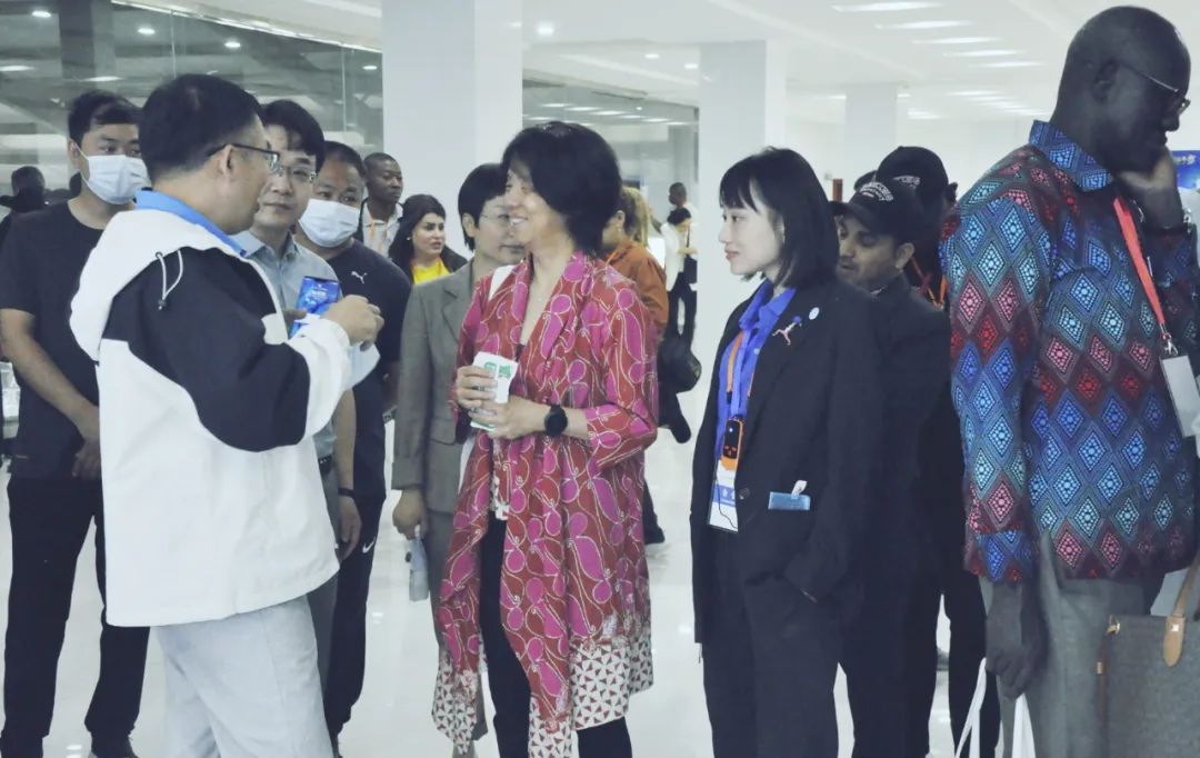 北京大學(xué)南南合作與發(fā)展學(xué)院教授、全球伙伴關(guān)系主任周詠梅一行蒞臨花花牛平輿瑞亞牧業(yè)參觀調(diào)研