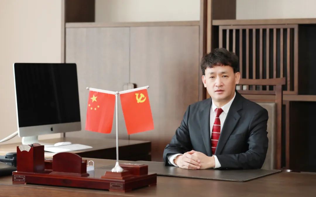 雙雙獲獎 喜事連連｜ 花花牛乳業(yè)集團(tuán)榮獲“河南省知名品牌”獎，董事長關(guān)曉彥榮膺“2022年度品牌人物”