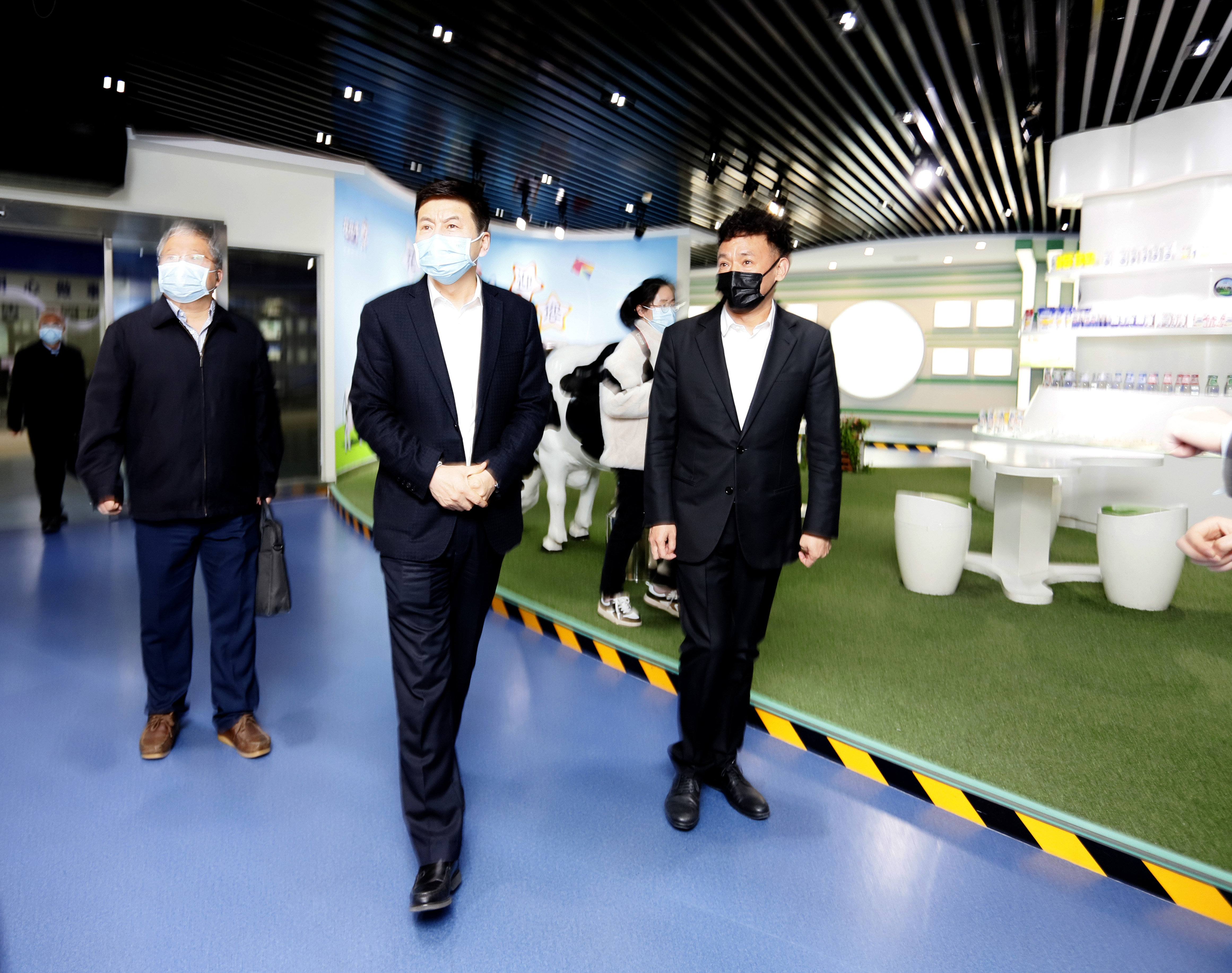 河南省委常委、副省長費(fèi)東斌蒞臨 花花牛乳業(yè)集團(tuán)調(diào)研