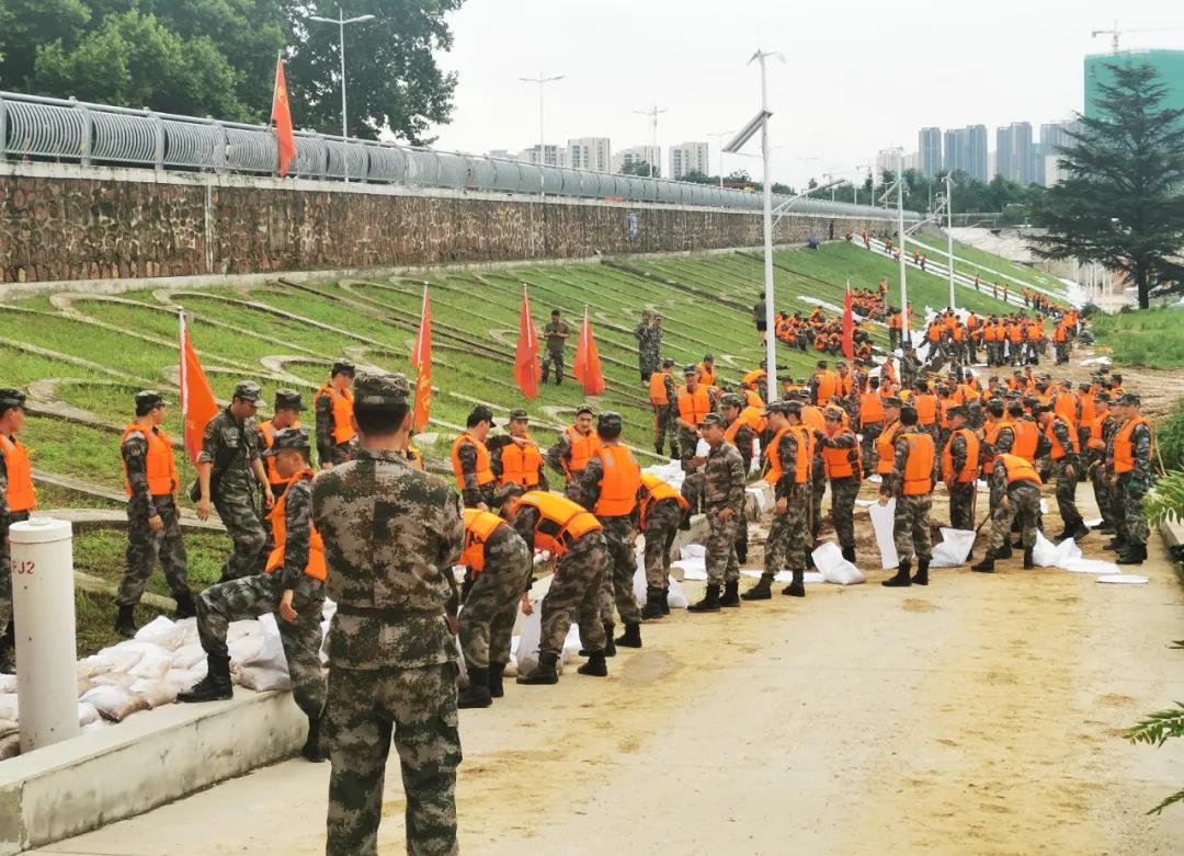 大雨無情人有情!花花牛乳業慰問常莊水庫抗洪搶險官兵 大雨無情人有情!花花牛乳業慰問常莊水庫抗洪搶險官兵