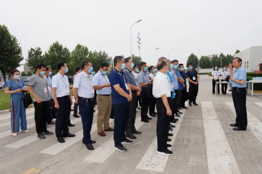 鄭州市安全生產(chǎn)雙重預(yù)防體系建設(shè)現(xiàn)場觀摩會(huì)在花花牛乳業(yè)集團(tuán)鄭州分公司召開