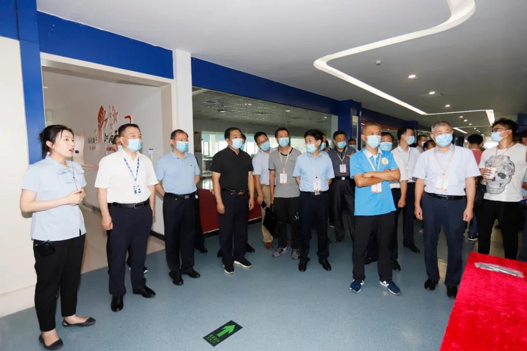 鄭州市安全生產(chǎn)雙重預(yù)防體系建設(shè)現(xiàn)場觀摩會(huì)在花花牛乳業(yè)集團(tuán)鄭州分公司召開