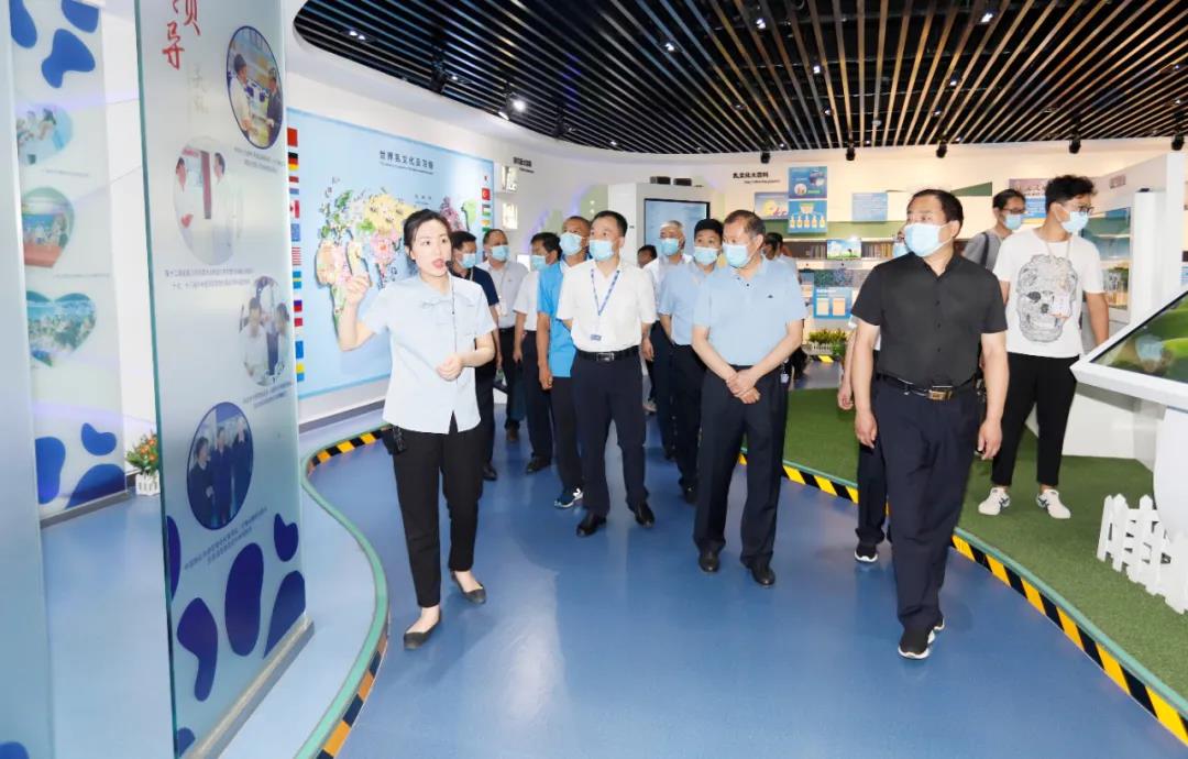 鄭州市安全生產(chǎn)雙重預(yù)防體系建設(shè)現(xiàn)場觀摩會(huì)在花花牛乳業(yè)集團(tuán)鄭州分公司召開