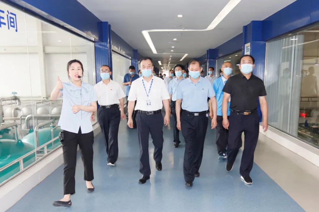 鄭州市安全生產(chǎn)雙重預(yù)防體系建設(shè)現(xiàn)場觀摩會(huì)在花花牛乳業(yè)集團(tuán)鄭州分公司召開