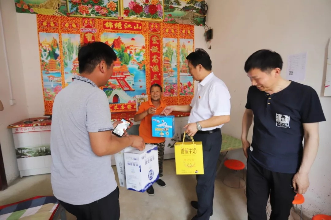 花花牛乳業(yè)集團走訪慰問貧困戶 結(jié)對幫扶暖人心 花花牛乳業(yè)集團走訪慰問貧困戶 結(jié)對幫扶暖人心