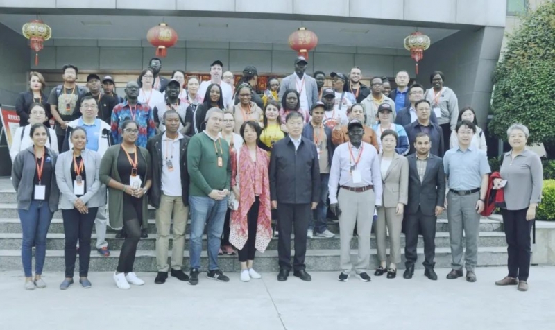 北京大學南南合作與發(fā)展學院教授、全球伙伴關(guān)系主任周詠梅一行蒞臨花花牛平輿瑞亞牧業(yè)參觀調(diào)研