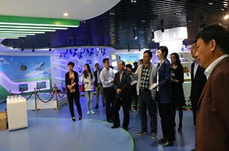 鄭州市二七區區委、統戰部部長王玉紅蒞臨花花牛生物科技有限公司參觀指導